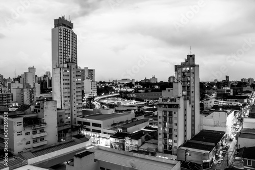 Vista a  rea do centro da cidade de Campinas - SP ao entardecer com lapso de tempo de carros nas avenidas em preto e branco