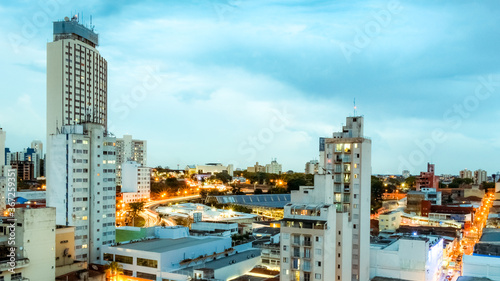 Campinas, São Paulo. Vista aérea da cidade ao entardecer com lapso de tempo de carros nas avenidas