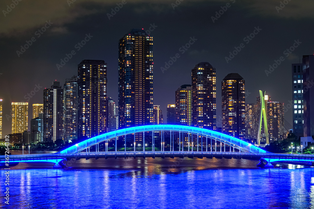 Naklejka premium 東京 隅田川に架かる永代橋と高層マンション群の夜景