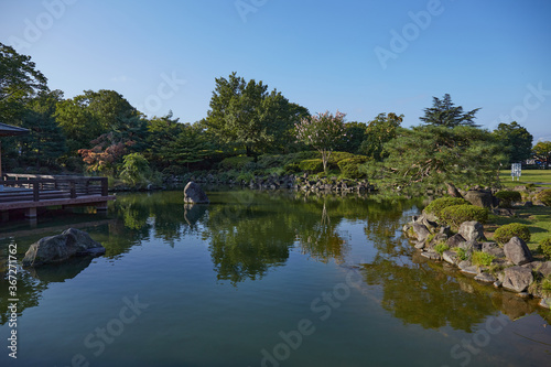 早朝のあがたの森公園と、公園内の池 長野県松本市