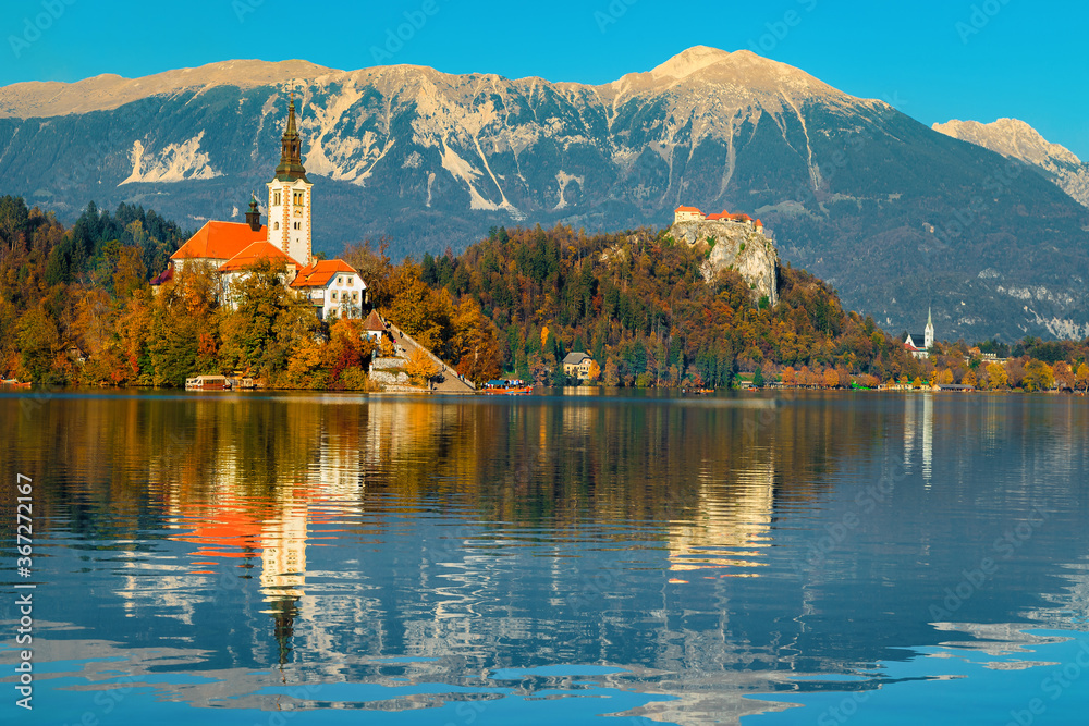 Fototapeta premium Beautiful autumn scenery with famous buildings, lake Bled, Slovenia