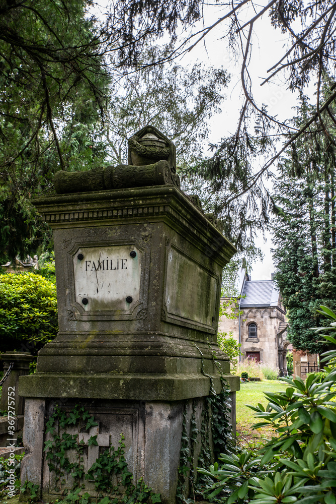 Obraz premium alter Grabstein in Form eines Sarges