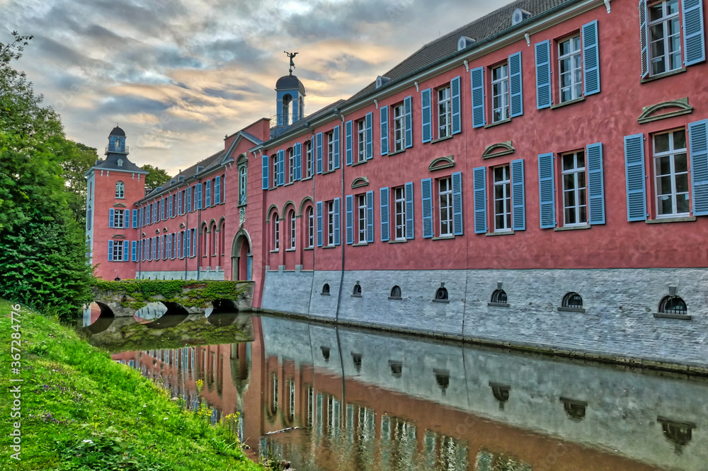 Historische Schlossfassade und Wassergraben in Düsseldorf Kaiserswerth