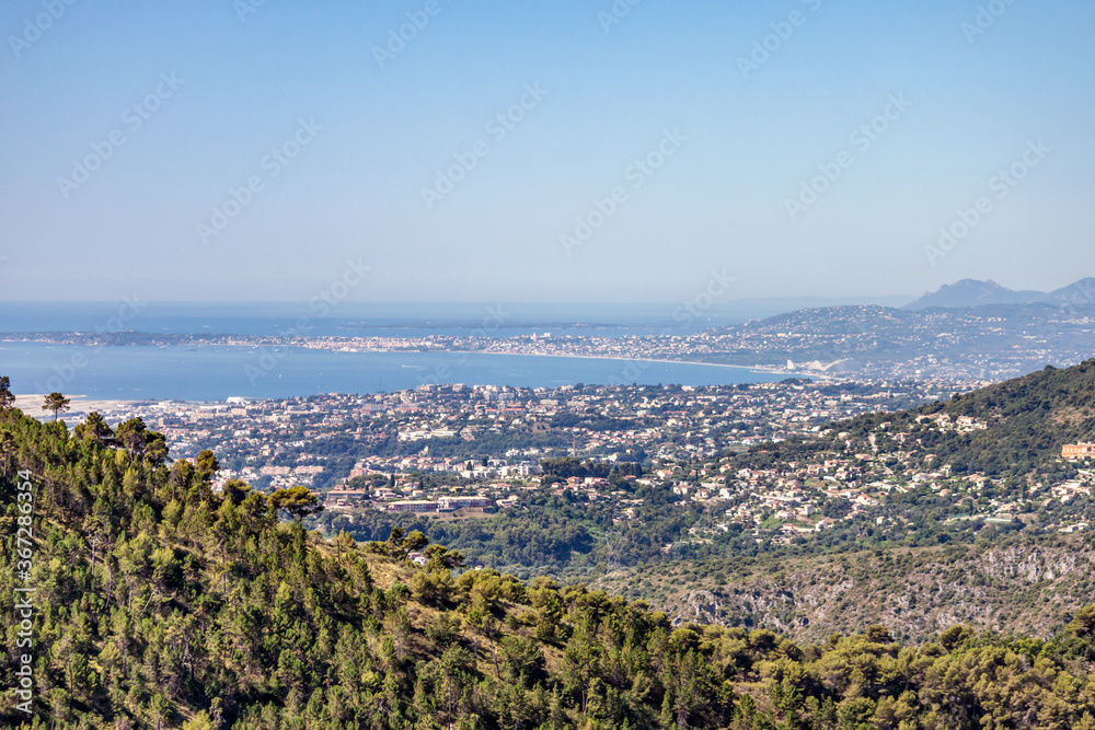 Panorama sur la baie des anges, Nice et le Mercantour depuis le Mont Macaron dans les Alpes Maritimes
