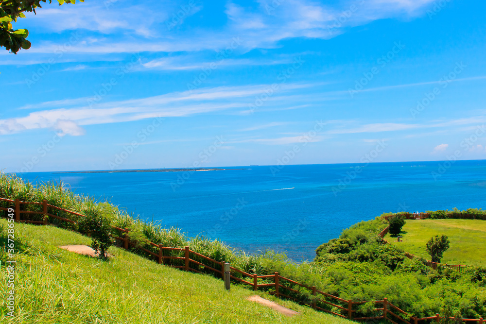 青い空と海が見渡せる知念岬公園
