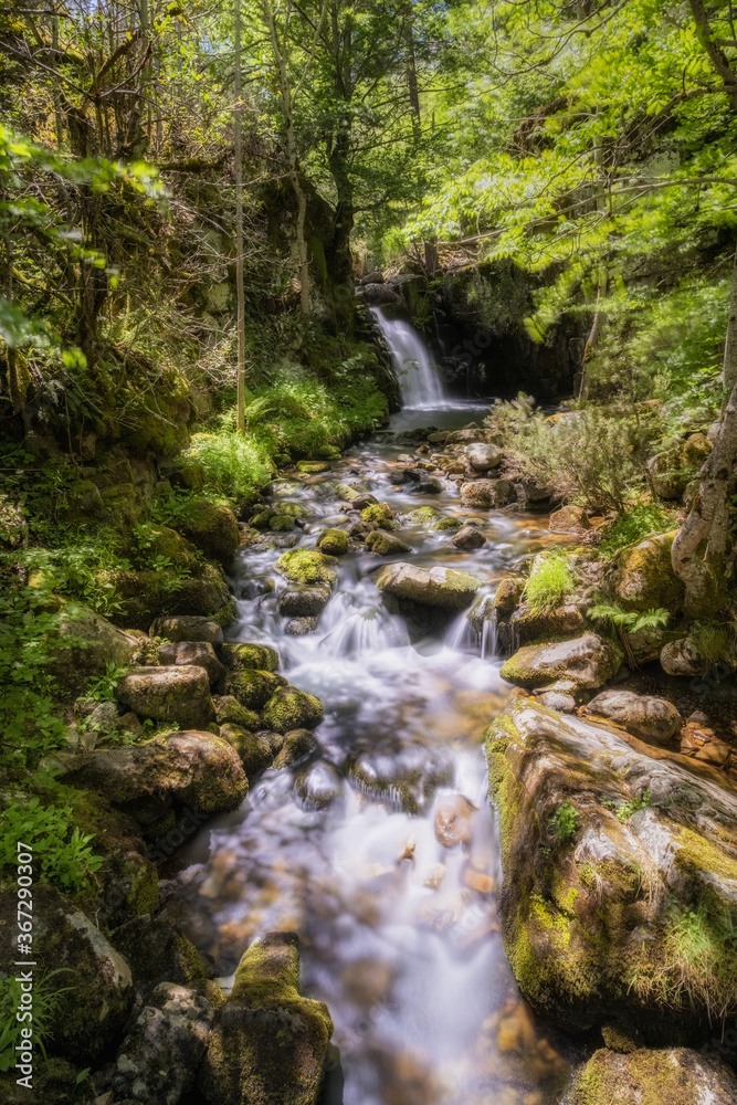 Rio con cascadas en sierra cebollera Soria España