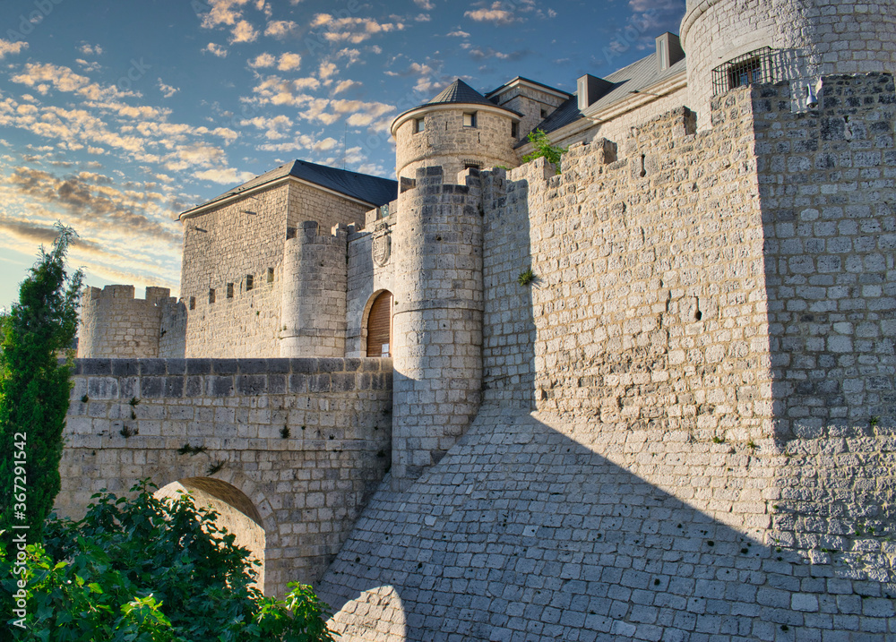 Puente y murallas del castillo de Simancas, España