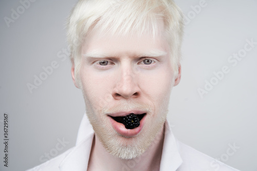 Obraz na plátne albinism albino man in studio dressed t-shirt isolated on a white background