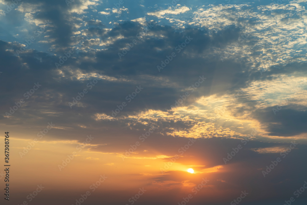Obraz premium Beautiful clouds at sunset of the day. Can be used as a background