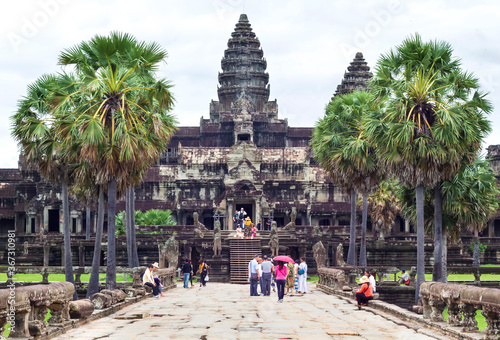 Fotografie tourists crowding in front of the main entrance to Angkor wat temple
