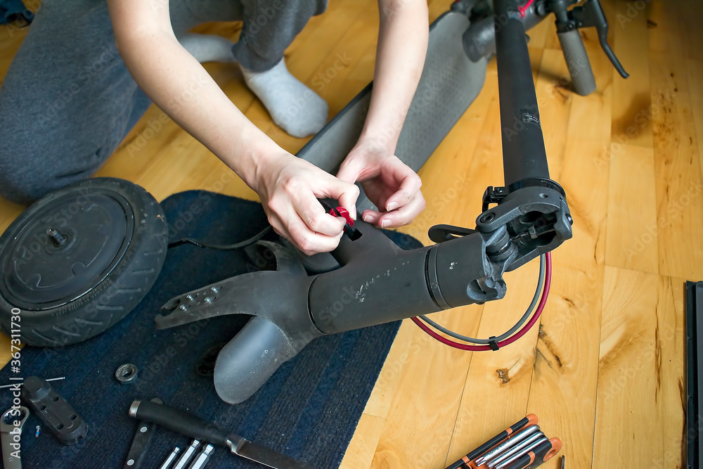 Service and repair of an electric scooter. Replacing the battery in the electric scooter Service and repair of an electric scooter. Replacing the battery in the electric scooter