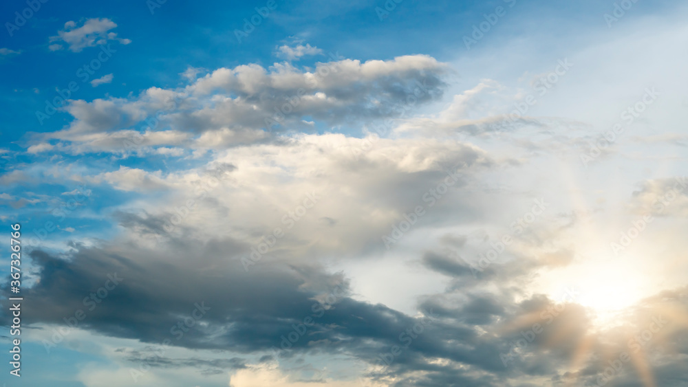 Obraz premium Apstract and blur of sky glows with the light of the bright sun in evening.