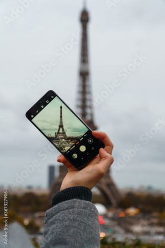 Ein Foto von einem Handy mit aktivierter Kamera mit Blick auf den Eifelturm in Paris