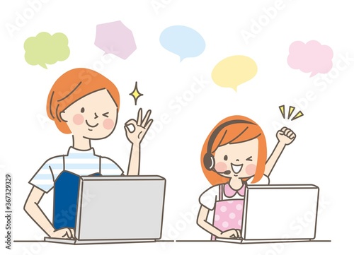 笑顔の親子とパソコン（女の子）