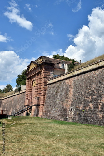 Mauern der Vauban-Festung in Neuf-Brisach im Elsass