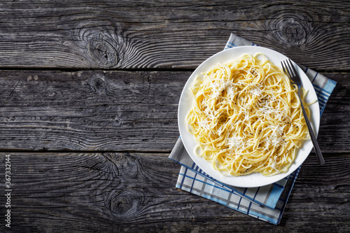 cacio e pepe on a plate, top view