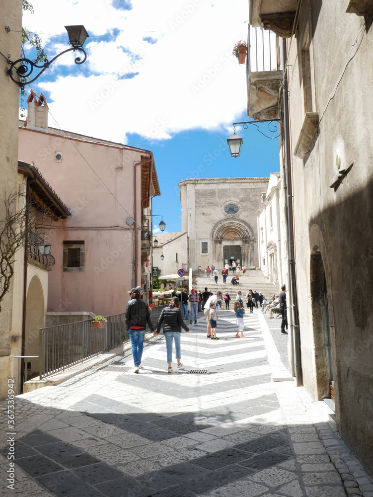 Pescocostanzo - Abruzzo - Largo della Collegiata; at the end of the street the basilica of Santa Maria del Colle is visible.
