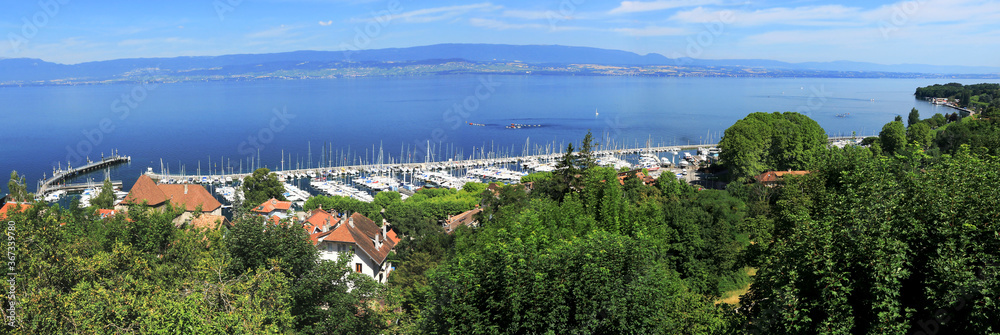 Panorama du port de Thon-les-Bains face au lac de Genève.