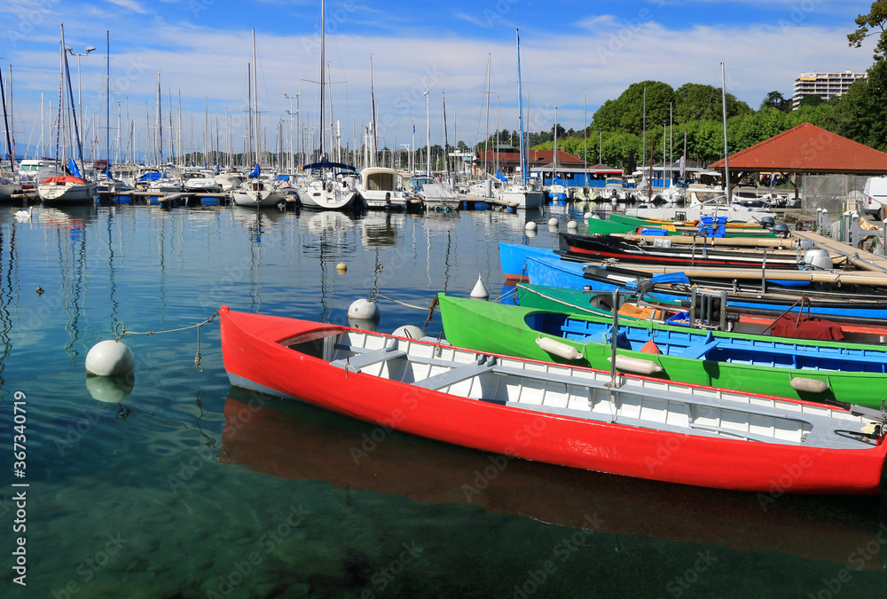 Barques multicolores,   aux couleurs vives,amarrées dans un port de plaisance.