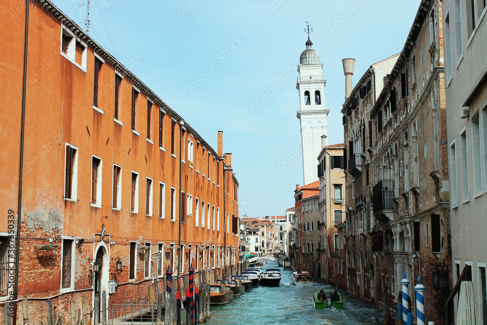 Kanal in Venedig mit Kirchturm