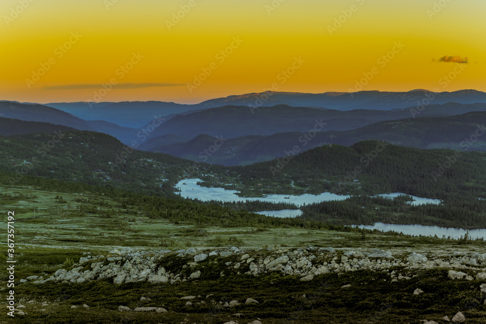 Fototapeta premium Widok na Góry Skandynawskie w pobliżu szczytu górskiego Gaustatoppen