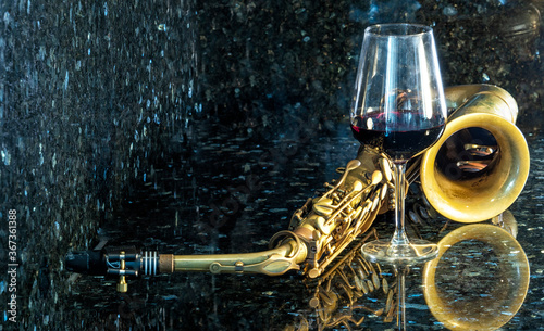 Saxophone & Wein.