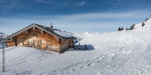 Panoramabild Schigebiet mit Skihütte und Schifahrer in Tirol Österreich © by paul