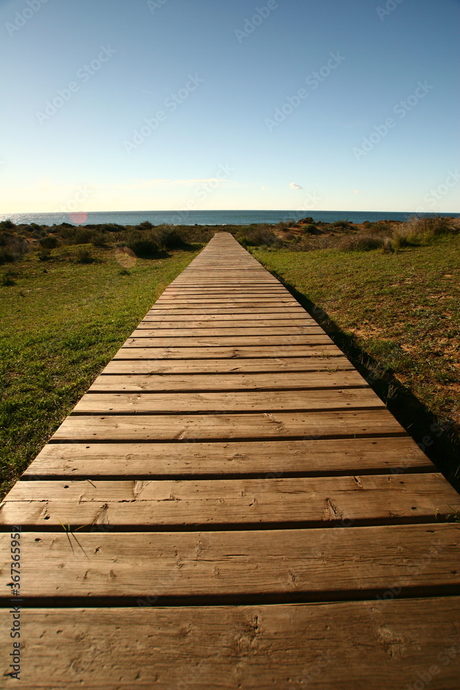 Pasarela de acceso a una playa del Parque Regional de Calblanque, Monte de las Cenizas y Peña del Águila.