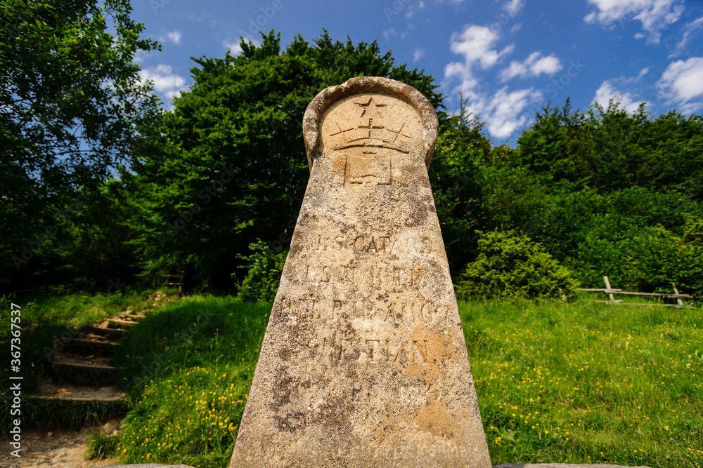 Estela situada en el Camp dels cremats en memoria de la quema de 200 cátaros defensores del castillo de Montsegur, siglo XIV, monte Pog , Ariege, pirineos orientales,Francia, europa Estela situada en el Camp dels cremats en memoria de la quema de 200 cátaros defensores del castillo de Montsegur, siglo XIV, monte Pog , Ariege, pirineos orientales,Francia, europa