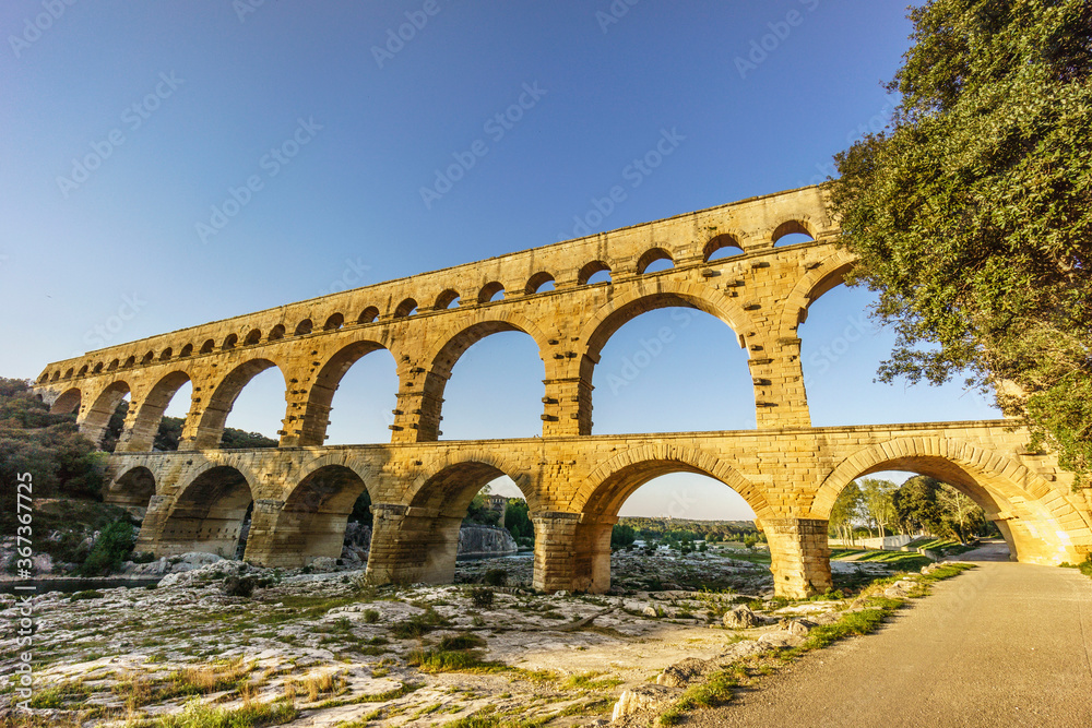 Fototapeta premium Puente de Gard ,acueducto patrimonio de la humanidad, construido por el Imperio romano, siglo I d.C , Remoulins, departamento de Gard,Francia, Europa