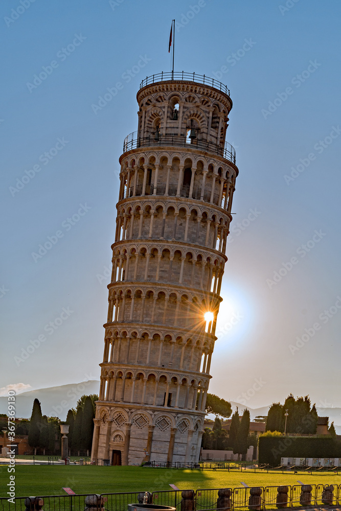 Morgensonne am schiefen Turm von Pisa in der Toskana, Italien 