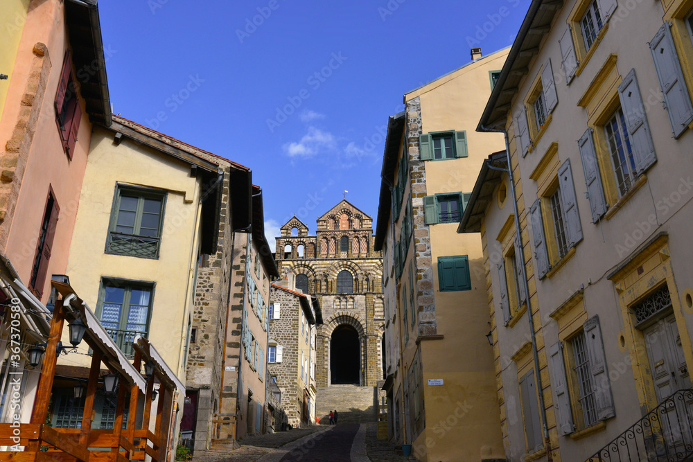 Montée de la rue des Tables vers Notre-Dame de France au Puy-en-Velay (43000), Haute-Loire en Auvergne-Rhône-Alpes, France