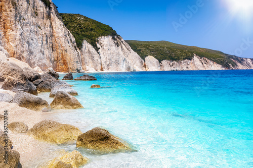 Fototapeta Naklejka Na Ścianę i Meble -  Der einsame Strand von Fteri an der Küste von Kefalonia, Ionisches Meer, Griechenland, mit türkisem Meer und Kreidefelsen an der Steilküste