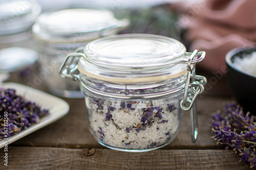 aromatisches Lavendel Badesalz im geschlossenen Einmachglas in Nahaufnahme photo