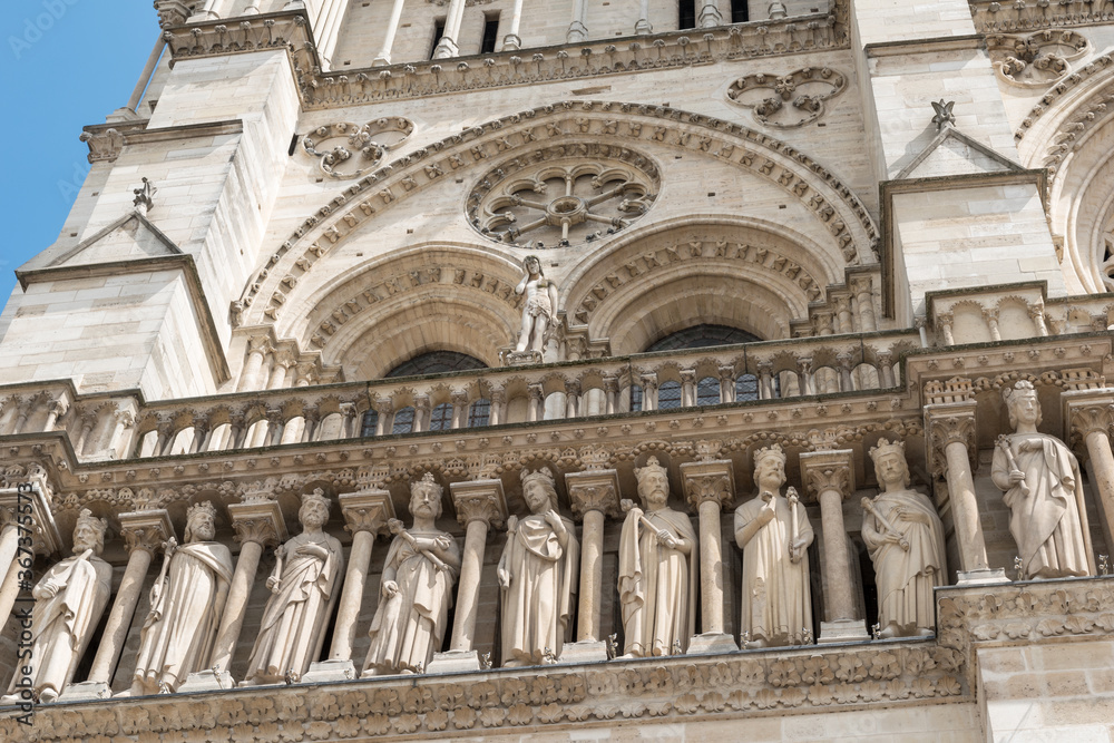 Die Vorderseite der Kirche Notre-Dame in Paris mit den Figuren und Statuen im Detail