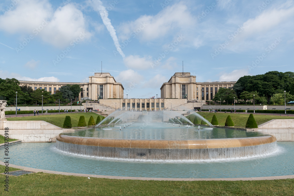 Blick auf die Jardins du Trocadéro in Paris mit den großen Treppen und dem Springbrunnen.