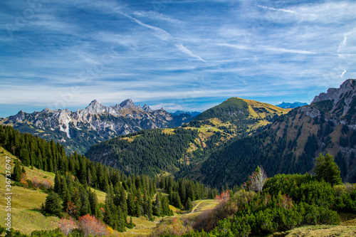 Fototapeta Naklejka Na Ścianę i Meble -  Early fall mountain scenery  in Tannheimer Tal, Austrian Alps