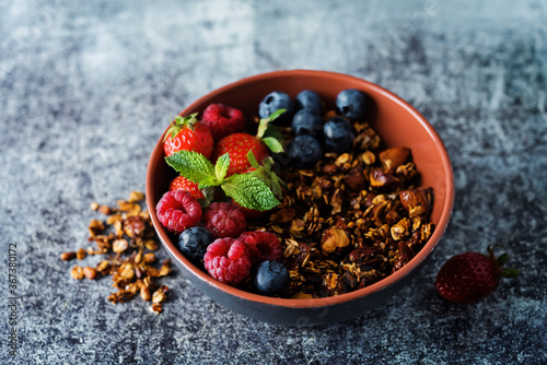 oatmeal nuts granola with berries