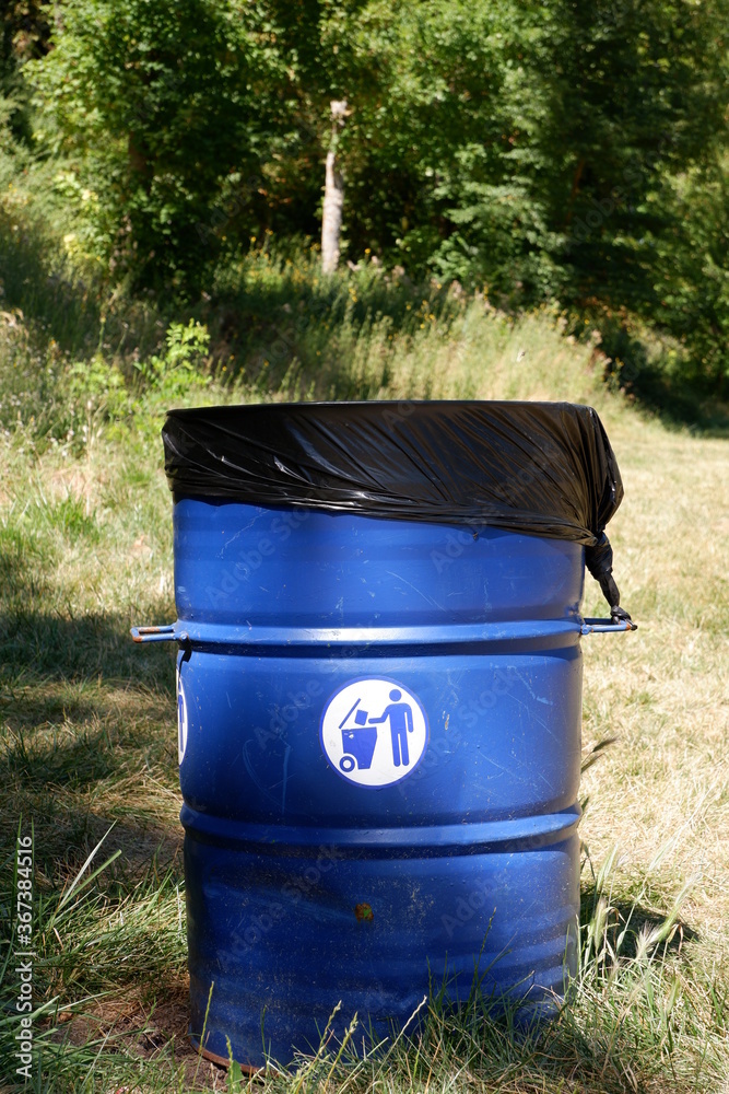 Cubo azul de reciclaje en el campo Cubo azul de reciclaje en el campo