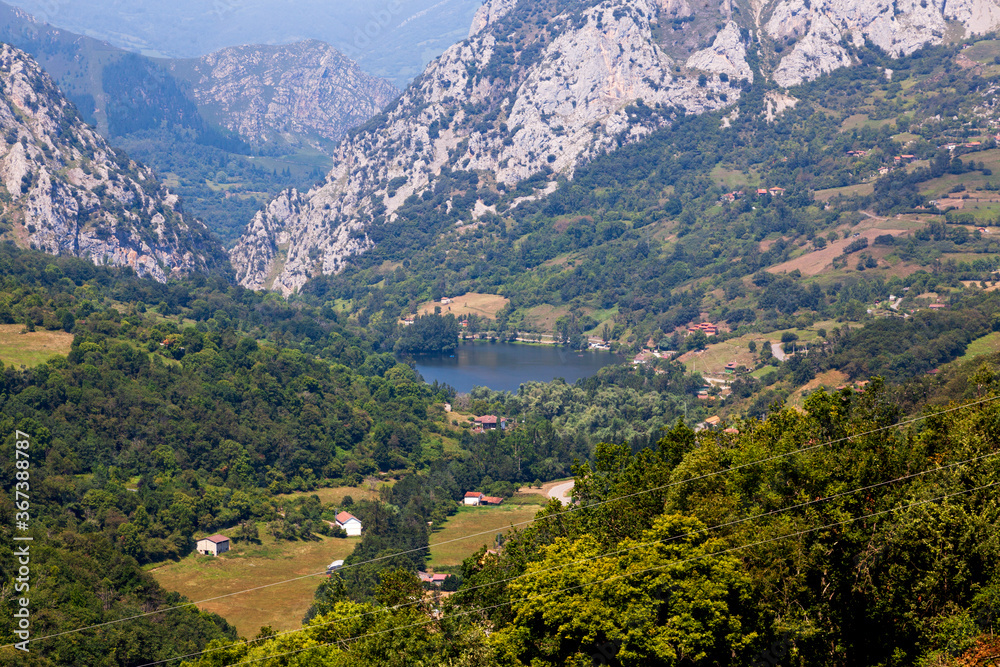 Vista del embalse de Valdemurrio en Quirós, Asturias