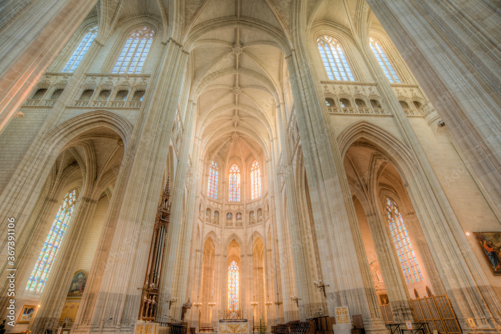 vue intérieure de la cathédrale de Nantes le matin au premier rayon du soleil