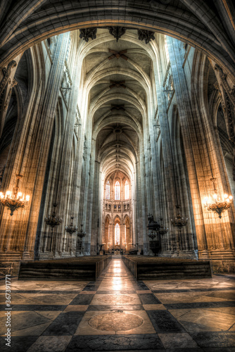 vue intérieure de la cathédrale de Nantes le matin au premier rayon du soleil
