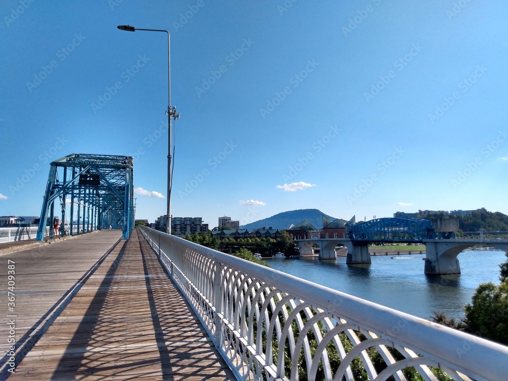 Obraz premium Bridges over the river with mountain background in Chattanooga Tennessee.