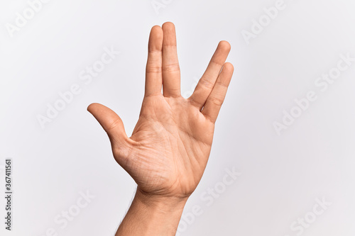 фотографія Hand of caucasian young man showing fingers over isolated white background greet