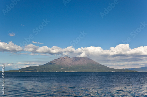 鹿児島人口島より見る夏の雲と桜島 