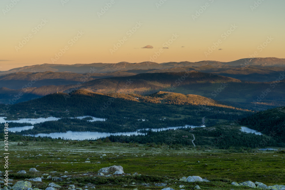  Widok na Góry Skandynawskie w pobliżu szczytu górskiego Gaustatoppen