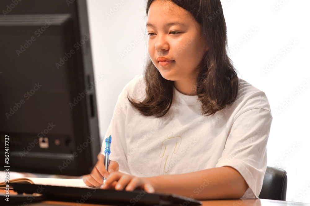 オンライン授業の女の子