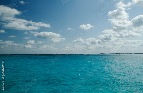 Summer. Seascape. View of the turquoise color water ocean, sea waves and horizon in the Caribbean.