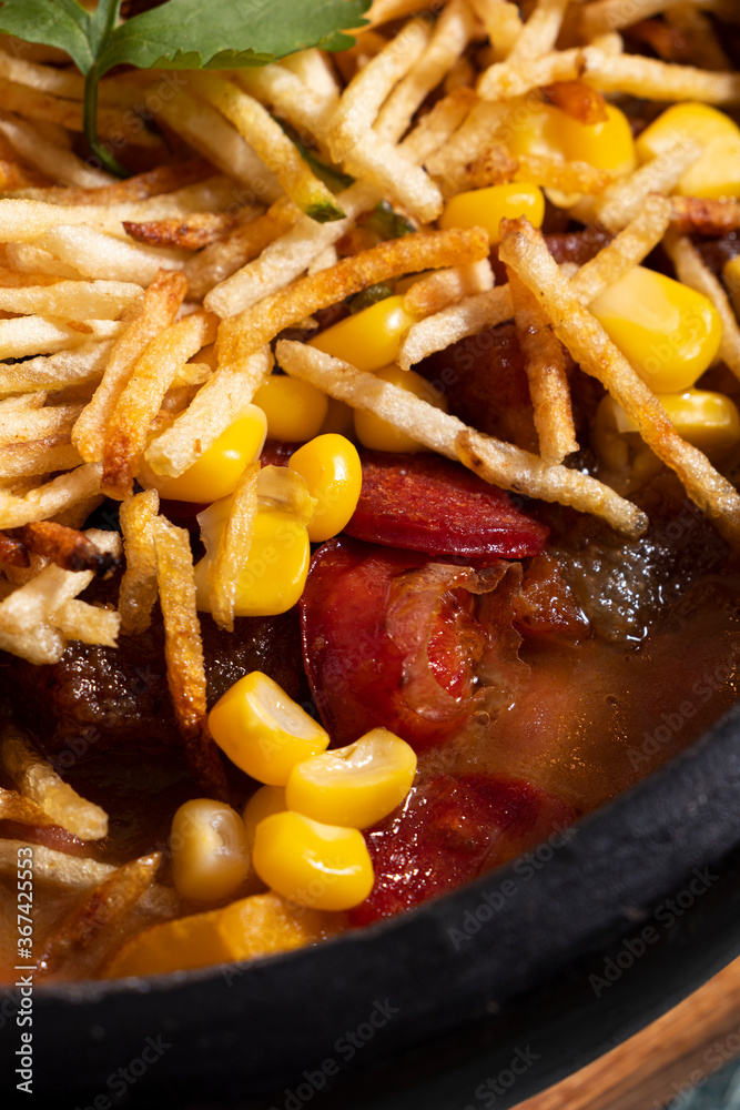 Cazuela de frijoles con arroz, limon, aguacate. Plato tradicional con papa, chorizo, salchicha, maíz y granos. Cazuela de frijoles con arroz, limon, aguacate. Plato tradicional con papa, chorizo, salchicha, maíz y granos.