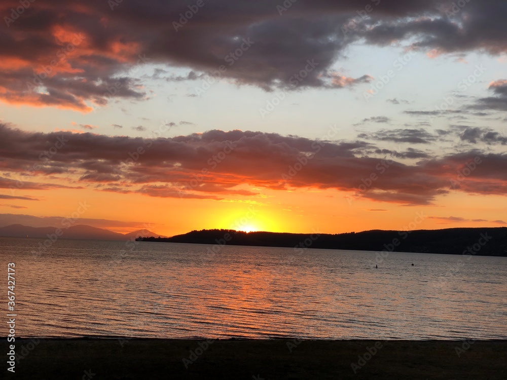 Obraz premium Sunset over beautiful lake Taupo.